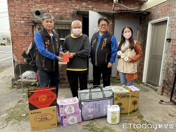 ▲台南勞工局王鑫基局長率木工志工走訪弱勢家庭,歲末送暖傳遞城市愛心。(記者林東良翻攝,下同)