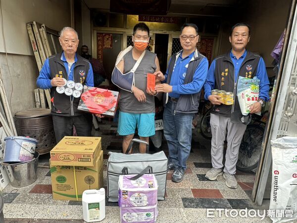 ▲台南勞工局王鑫基局長率木工志工走訪弱勢家庭,歲末送暖傳遞城市愛心。(記者林東良翻攝,下同)