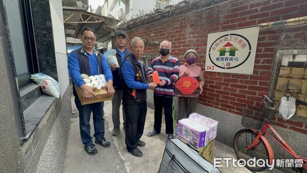 ▲台南勞工局王鑫基局長率木工志工走訪弱勢家庭,歲末送暖傳遞城市愛心。(記者林東良翻攝,下同)