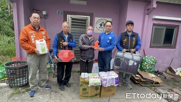 ▲台南勞工局王鑫基局長率木工志工走訪弱勢家庭,歲末送暖傳遞城市愛心。(記者林東良翻攝,下同)