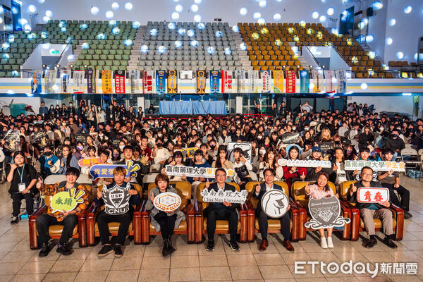 ▲嘉南藥理大學60周年校慶首場歌唱大賽熱力登場,學生展現青春活力。(記者林東良翻攝,下同)