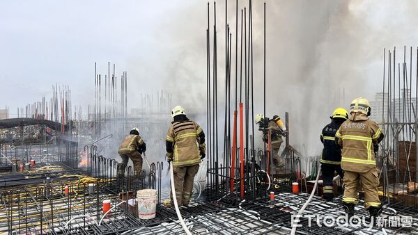 ▲台南市新營區長榮路1處建案工地7樓火舌竄出,現場冒出大量濃煙,消防人員全力滅火。(圖/記者林東良翻攝)