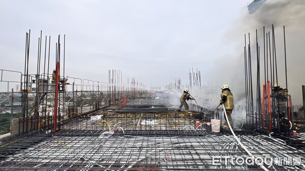 ▲台南市新營區長榮路1處建案工地7樓火舌竄出,現場冒出大量濃煙,消防人員全力滅火。(圖/記者林東良翻攝)