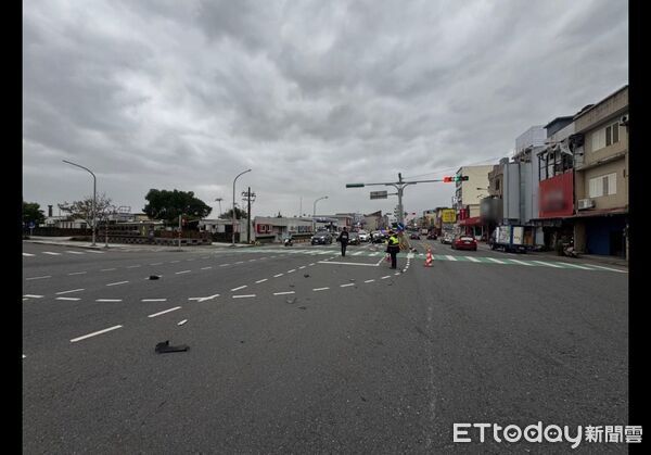 ▲▼機車撞機車零件散滿地,女騎士遭撞亡。(圖/記者游芳男翻攝,下同)