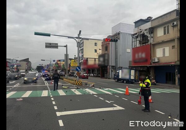 ▲▼機車撞機車零件散滿地,女騎士遭撞亡。(圖/記者游芳男翻攝,下同)