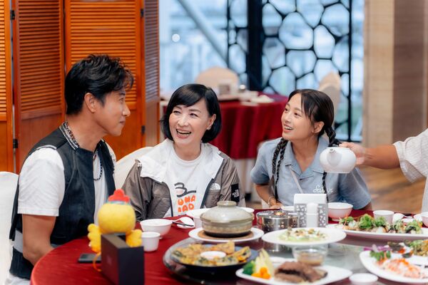 ▲莎莎(左起)、吳映潔(鬼鬼)、阿倉、姚元浩。登上澎湖輪,進行「海上廚神」任務。(圖/好看娛樂)