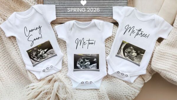 漢娜曬出三胞胎的寶寶連身衣,上頭有超音波照片。(翻攝Tiktok/@hmpk0912)