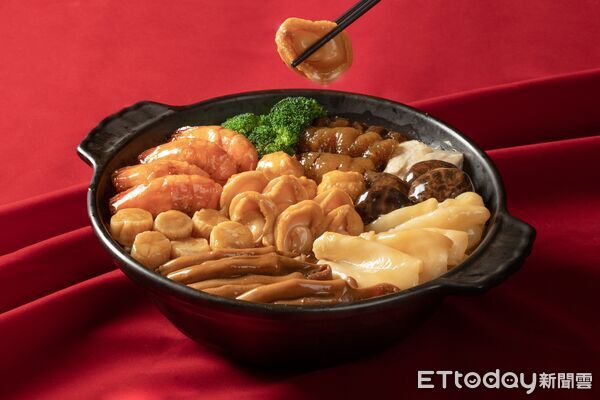 ▲台南大員皇冠假日酒店彩豐樓,富貴年菜港式盆菜層疊珍饈12/31前早鳥9折。(記者林東良翻攝,下同)