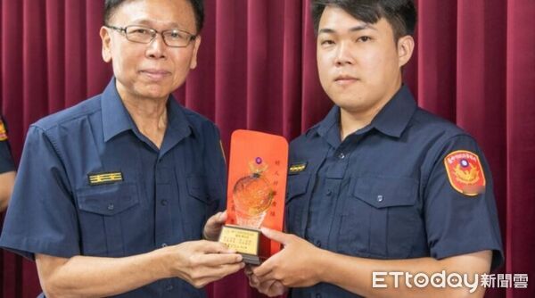 ▲▼高雄一對情侶樂遊台中竟遺失皮夾,暖警掏千元加油錢「不用還」。(圖/警方提供,下同)