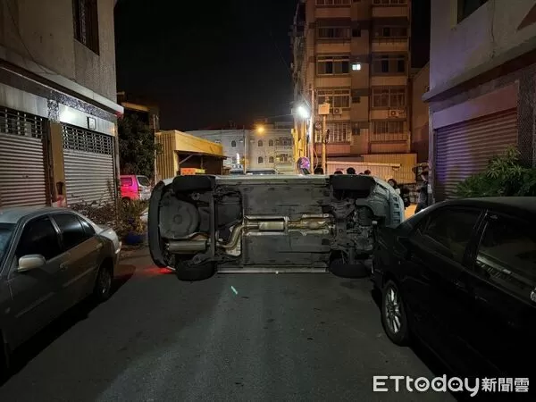▲苗栗縣竹南鎮龍山路和龍安街路口,今晨發生2車碰撞事故,其中1車翻覆後波及路旁2部機車和1輛轎車。(圖/記者楊永盛翻攝)