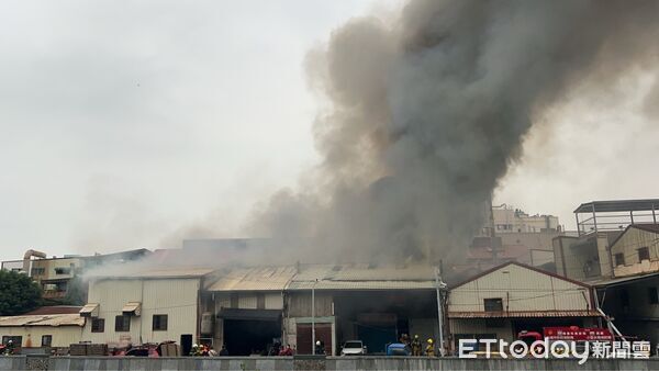 ▲▼疑施工不慎!高雄烤漆工廠起火狂燒 黑煙竄天際畫面曝光。(圖/記者吳奕靖翻攝)