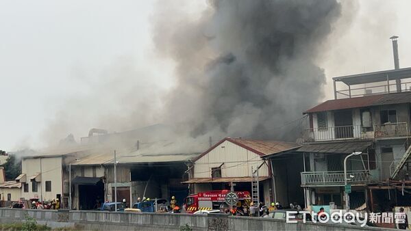 ▲▼疑施工不慎!高雄烤漆工廠起火狂燒 黑煙竄天際畫面曝光。(圖/記者吳奕靖翻攝)