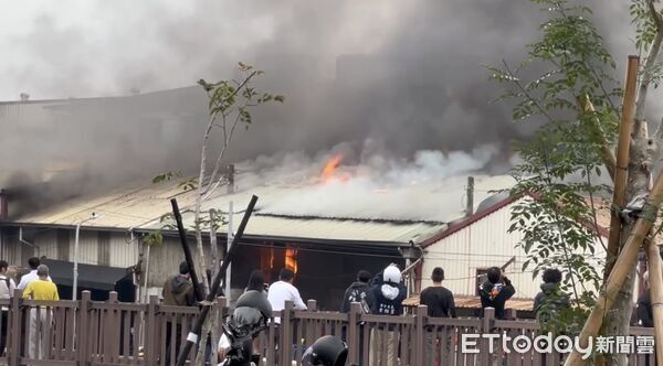 ▲▼快訊/濃煙竄天畫面曝!高雄烤漆廠起火狂燒 26車63人灌救中。(圖/記者吳奕靖翻攝)