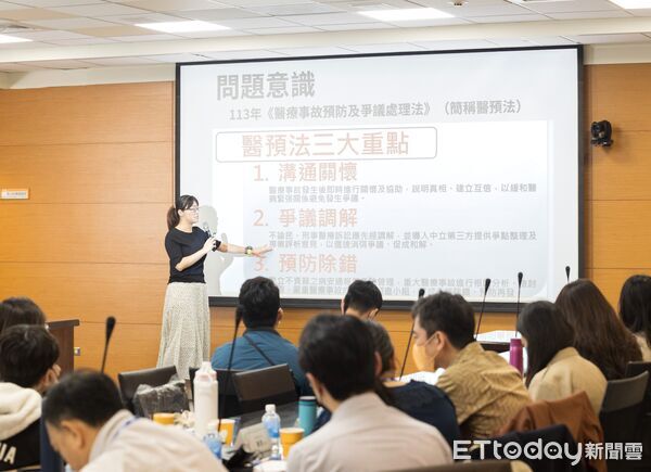 ▲成大醫院第10屆司法醫學課程盛大開講,台南地院、台南地檢署首長親臨參與,醫法專業對話精采豐富。(記者林東良翻攝,下同)