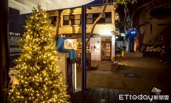 ▲藍晒圖聖誕小鎮巨型薑餅屋造景登場,11/29起化身台南冬季打卡聖地。(記者林東良翻攝,下同)