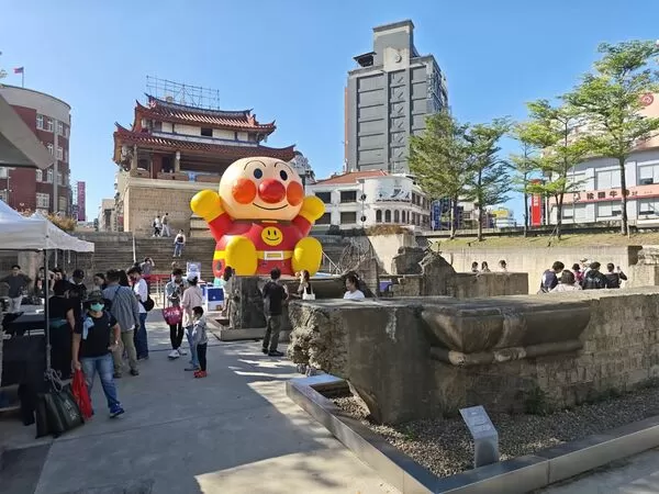 ▲高6公尺的「麵包超人氣偶」是「新竹冬日童樂會」最受矚目亮點,市府宣布延長至年底。(圖/新竹市城銷處提供)