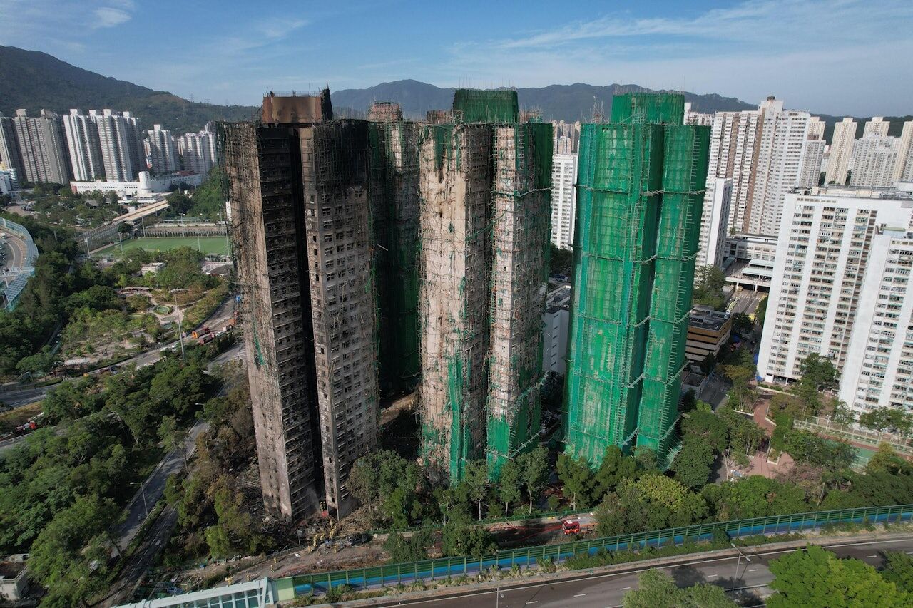 ▲香港宏福苑最新空拍全景,宏昌閣(左)、宏盛閣(中)及宏志閣(右)。(圖/香港01)