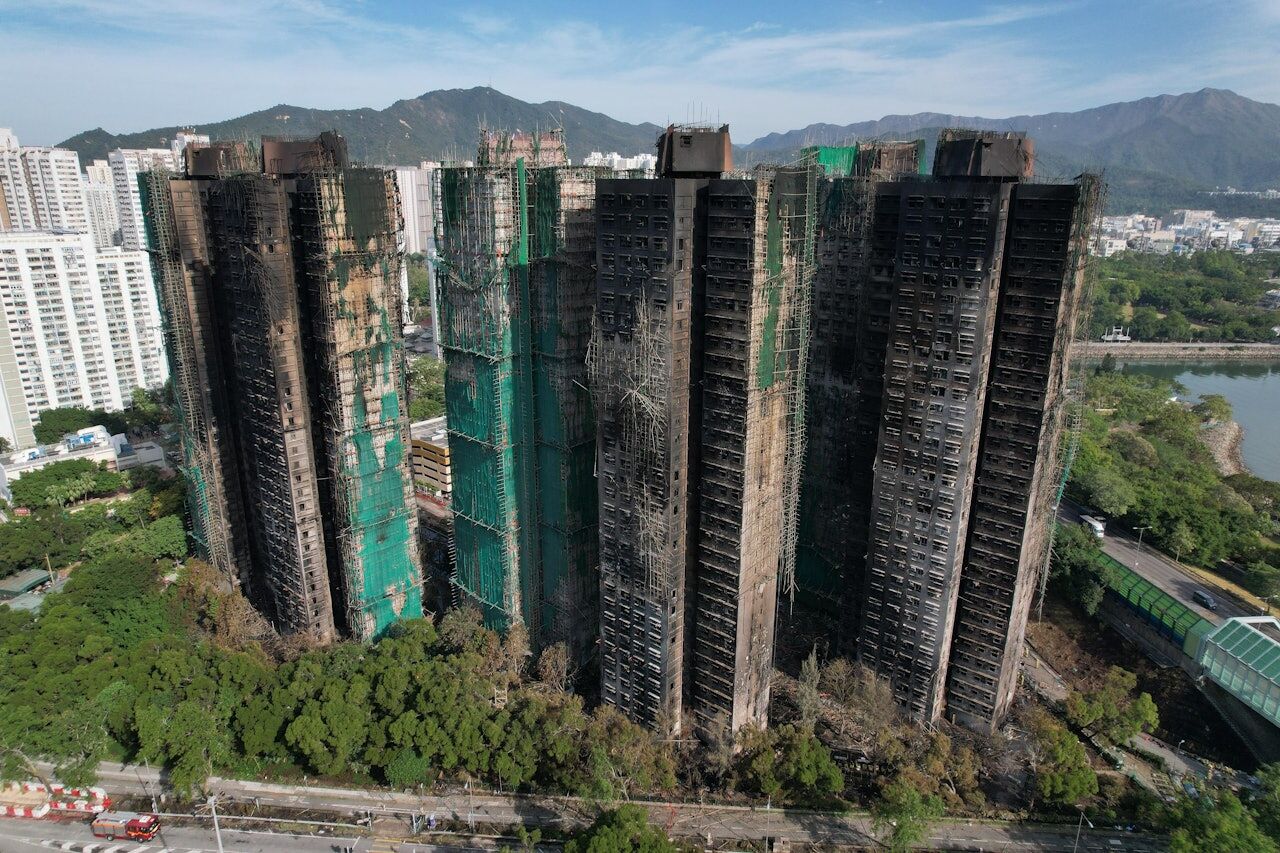 ▲香港宏福苑最新空拍全景,左起依序為宏新閣、宏建閣、宏泰閣及宏昌閣。(圖/香港01)