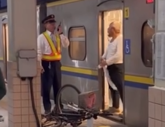 ▲▼台鐵永康站一名旅客不滿車廂擁擠,怒摔自行車並阻擾列車發車。(圖/翻攝threads/jiuan1847)