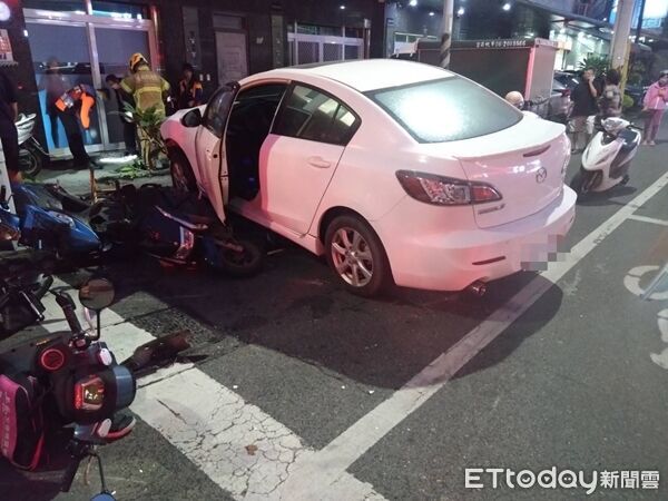 ▲▼台南傍晚發生連環車禍。(圖/記者林東良翻攝)