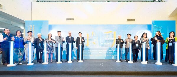 ▲桃園市「觸動 Touching-活水2025桃園國際水彩雙年展」今天下午舉行開幕儀式,市長張善政與受邀國內外名家主持開幕儀式。(圖/桃市府文化局提供)
