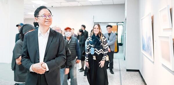 ▲桃園市「觸動 Touching-活水2025桃園國際水彩雙年展」市長張善政參觀展出作品。(圖/桃市府文化局提供)