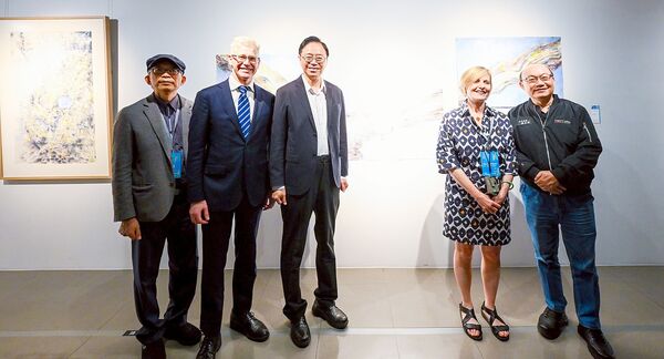 ▲桃園市「觸動 Touching-活水2025桃園國際水彩雙年展」上,張善政與出席中外名家在作品前合影。(圖/桃市府文化局提供)