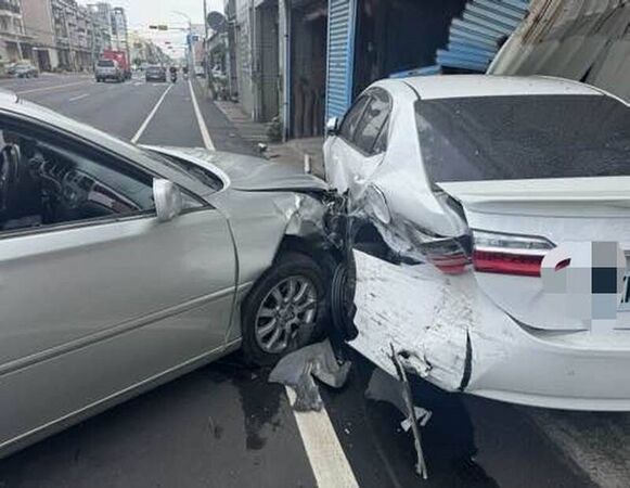 ▲彰化和美鎮發生轎車連環撞再撞民宅。(圖/警方提供)