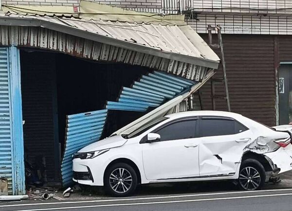 ▲彰化和美鎮發生轎車連環撞再撞民宅。(圖/警方提供)