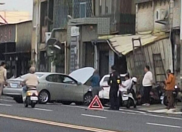 ▲和美鎮發生轎車連環撞再撞民宅。(圖/賴清美提供)