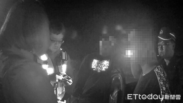 ▲噪音車拒檢瘋狂蛇行!水電工無照闖紅燈 挨9罰單還被判12萬。(圖/記者郭世賢翻攝)