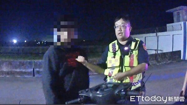 ▲噪音車拒檢瘋狂蛇行!水電工無照闖紅燈 挨9罰單還被判12萬。(圖/記者郭世賢翻攝)