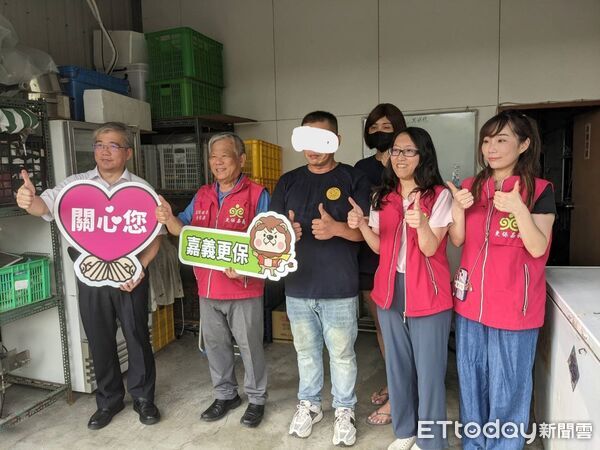 ▲▼嘉義地檢署檢察長蔡宗熙(左1)與更生保護會嘉義分會主委黃俊森特地前往探望阿慶的會客菜餐廳。(圖/臺灣更生保護會提供)