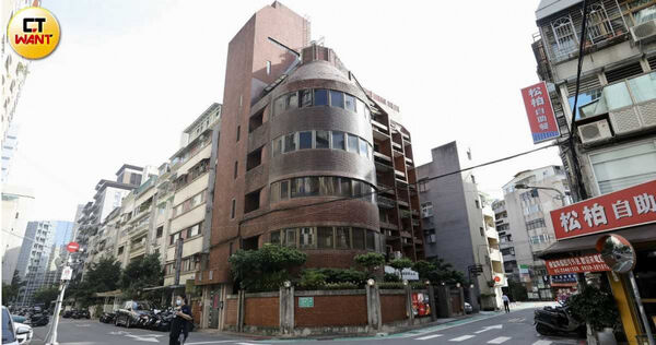 李全教因餐敘認識A酒商,卻疑似看中A姓酒商所有的高檔酒窖,被控疑似以投資為名意圖將酒窖占為己有。(圖/方萬民攝)