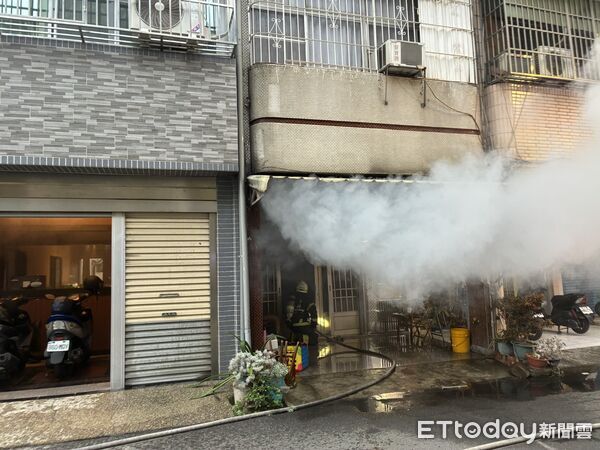 ▲▼快訊/高雄透天厝今晨火災 外籍女看護獲救發抖哭了。(圖/民眾提供)