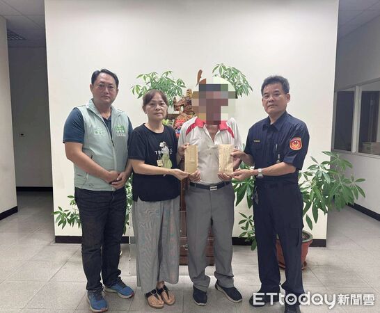 ▲東海派出所長藍清輝將善款交給賴男。(圖/記者陳崑福翻攝)