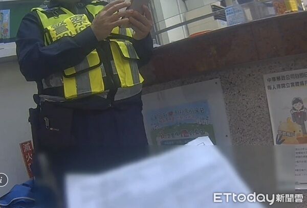 ▲員警點出對方傳來的發票,發現對方英文文法錯誤,連「 English」的單字都拼錯了,一舉戳破騙局。(圖/桃園警分局提供)