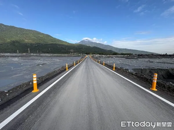 ▲▼馬太鞍溪臨時便道搶修完成29今日中午正式通車。(圖/公路局提供,下同)