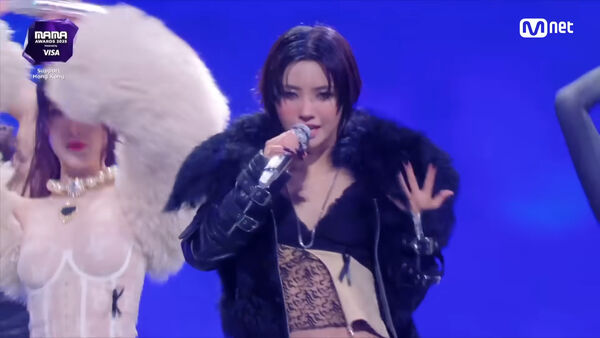 ▲雨琦、舒華、小娟幾乎避唱大部分的「good thing」歌詞。(圖/翻攝自Mnet Kpop YpuTube)