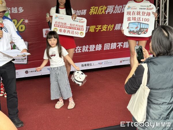 ▲和欣客運29日上午在台南轉運站舉行快閃宣傳活動,中央與地方首長站台力挺,更邀請 Show Girl 舞台互動、祭出多項好禮,引爆現場熱度。(記者林東良翻攝)