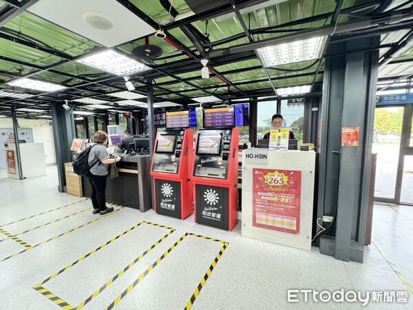 ▲和欣客運29日上午在台南轉運站舉行快閃宣傳活動,中央與地方首長站台力挺,更邀請 Show Girl 舞台互動、祭出多項好禮,引爆現場熱度。(記者林東良翻攝)