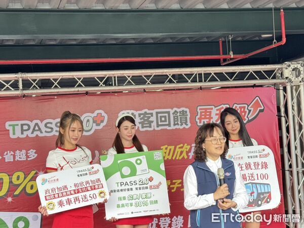 ▲和欣客運29日上午在台南轉運站舉行快閃宣傳活動,中央與地方首長站台力挺,更邀請 Show Girl 舞台互動、祭出多項好禮,引爆現場熱度。(記者林東良翻攝)