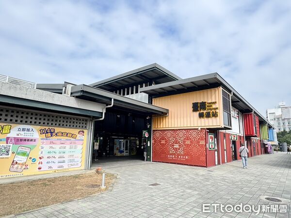 ▲和欣客運29日上午在台南轉運站舉行快閃宣傳活動,中央與地方首長站台力挺,更邀請 Show Girl 舞台互動、祭出多項好禮,引爆現場熱度。(記者林東良翻攝)