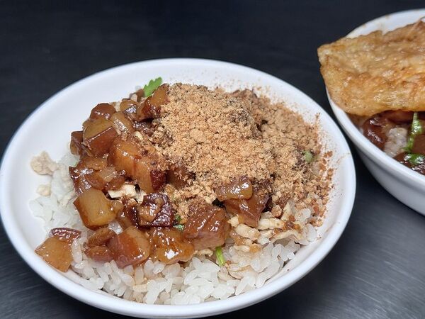 ▲▼前金半熟鴨蛋包肉燥飯飄香65年。(圖/部落客小虎提供)