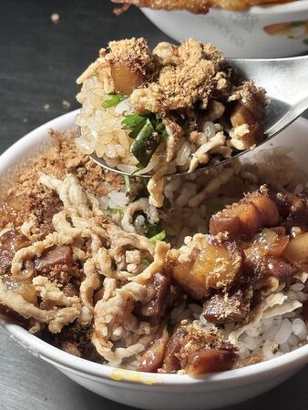 ▲▼前金半熟鴨蛋包肉燥飯飄香65年。(圖/部落客小虎提供)