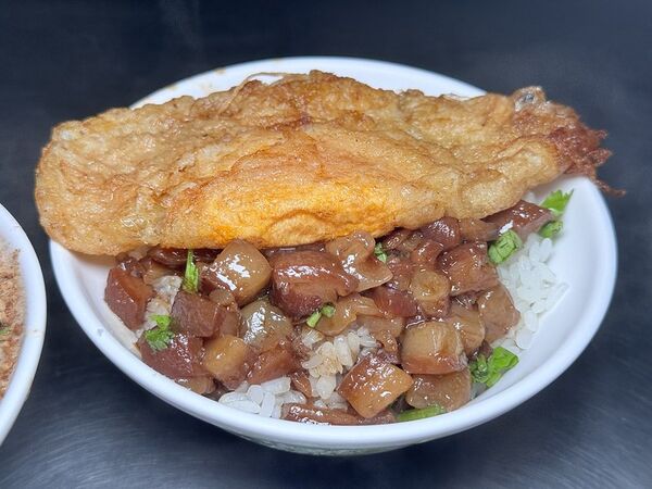 ▲▼前金半熟鴨蛋包肉燥飯飄香65年。(圖/部落客小虎提供)