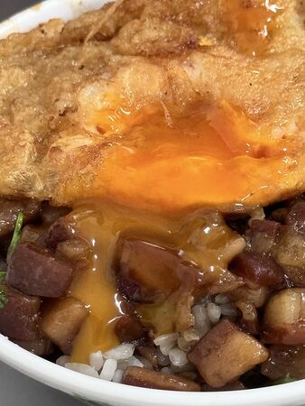 ▲▼前金半熟鴨蛋包肉燥飯飄香65年。(圖/部落客小虎提供)