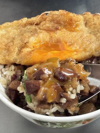 ▲▼前金半熟鴨蛋包肉燥飯飄香65年。(圖/部落客小虎提供)