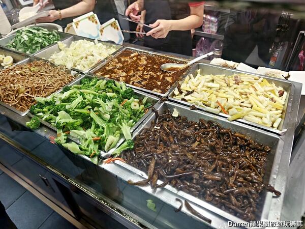 ▲▼永和燒臘便當推薦超人氣大份量四配菜便當。(圖/部落客darren提供)