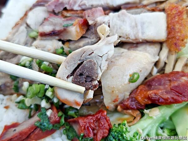 ▲▼永和燒臘便當推薦超人氣大份量四配菜便當。(圖/部落客darren提供)